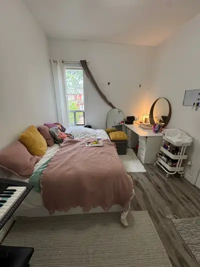 : Bright Bedroom in Harbord Village for RENT ⁣: $1290/month, bedroom with built-in closet, utilities...