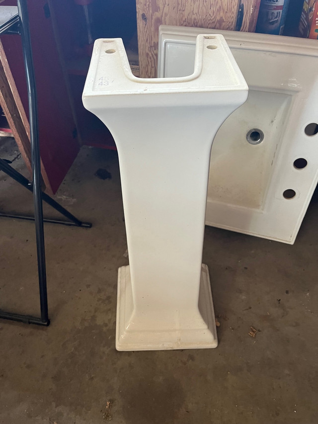 Pedestal white sink  in Bathwares in Red Deer