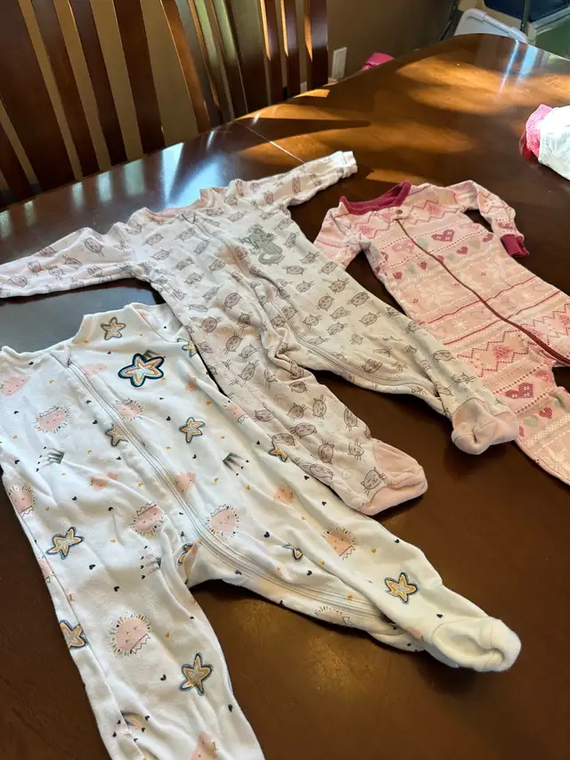 9 months Girl’s Zippered Sleepers Footie  Pajamas - $9 for all in Clothing - 9-12 Months in Saskatoon - Image 7