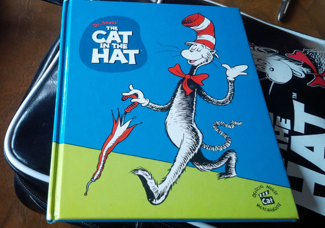 Dr. Seuss' The Cat In The Hat Back Pack, With Book dans Art et objets de collection  à Stratford - Image 4
