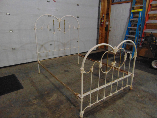 antique wrought iron bed in Beds & Mattresses in Regina - Image 4