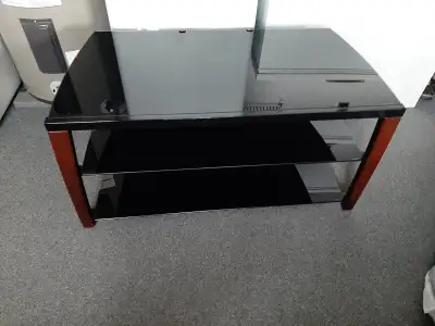 Meuble audio ou pour téléviseur en vitre trempée et bois. Hauteur de 21 pouces, largeur de 40 pouces...