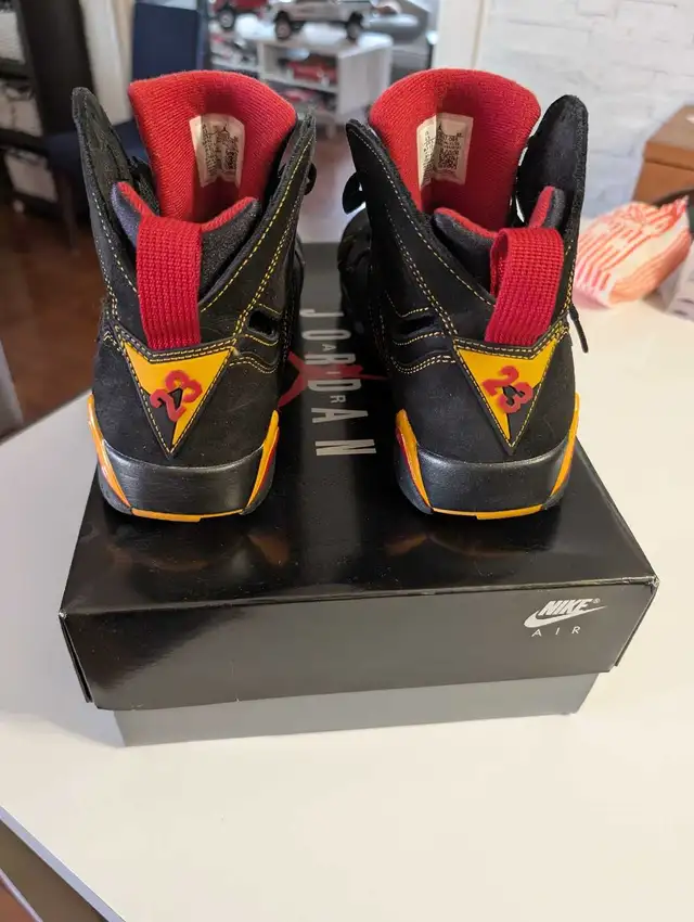 Superbe air Jordan 7 rétro comme neuf grandeur 9.5 in Men's in Québec City - Image 3