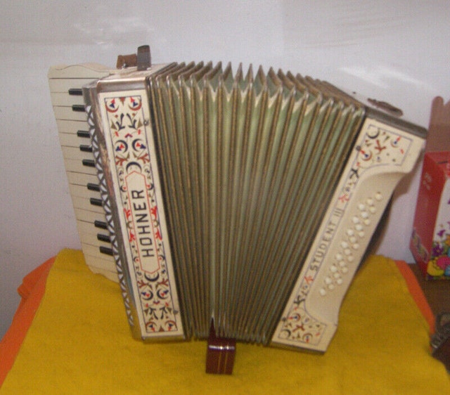 Accordion 24 Bass Hohner Student III With Hand Painted Art Arts