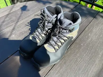 cross-country ski boots (women's size 8), View more