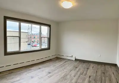 2 Bed, 1 Bath North End Flat - Heat, Water, Parking Included
