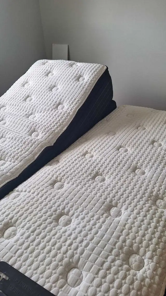 LEVA queen adjustable split bed & mattresses and sheets in Beds & Mattresses in Oshawa / Durham Region - Image 3
