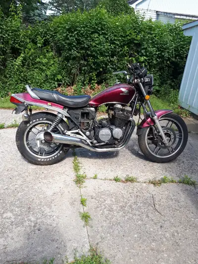 1983 Honda 650 Nighthawk for project or for parts. Hasn't run in many years,but did run good. Missin...