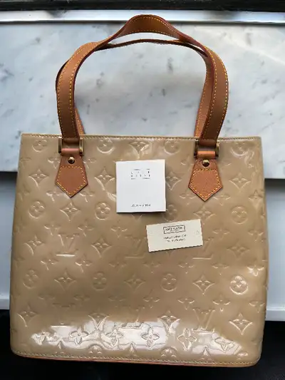 Selling an authentic vintage LOUIS VUITTON Monogram Vernis bag, model name “Houston”, in cream-colou...