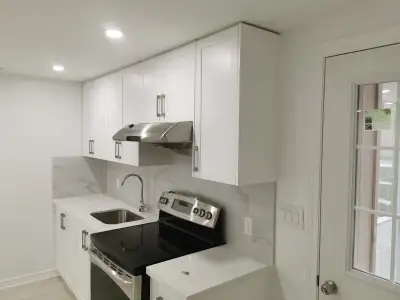 Located in the prime Riverdale area, this unit has 1 bedroom and a living room. Well kept and clean....