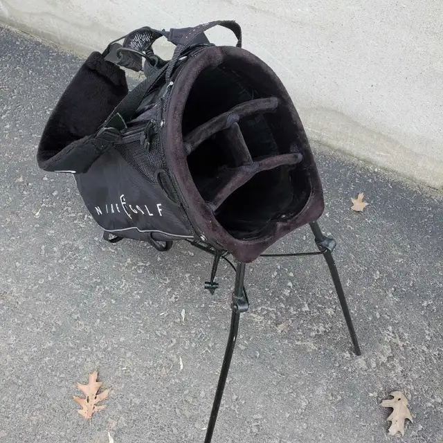 NIKE Stand Golf Bag with Back Straps Great condition in Golf in Barrie - Image 5