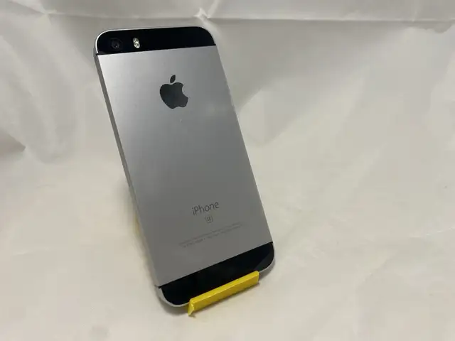 iPhone SE Space Gray (Unlocked) A1723 32GB Use IOS 15.7.9 Batter in Cell Phones in Tricities/Pitt/Maple - Image 3