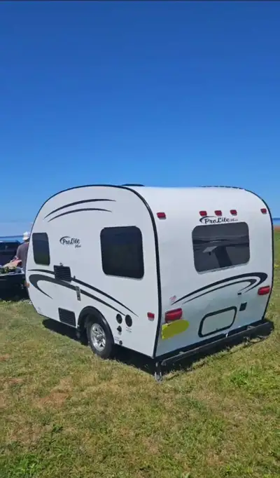 Only 1095 lbs! Super lightweight trailer and finding a used one around is super rare but look no fur...