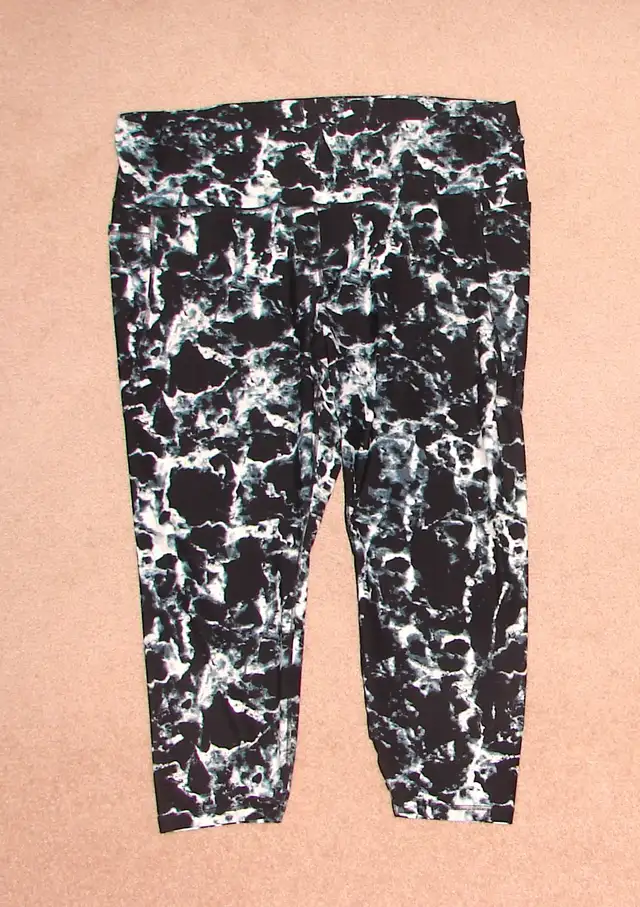 Top, Cropped Leggings, Fall Jacket - 4X, New Swimsuit sz 24 in Women's - Tops & Outerwear in Strathcona County - Image 3