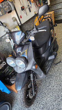 Scooter Yamaha BWS 2019 + casques
