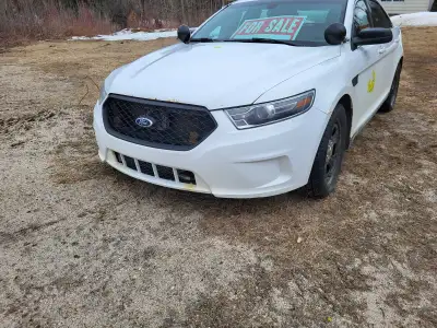 Ford taurus police intercepteur authentique avec panier a salade a l'arrière et j'ai les bareau pour...