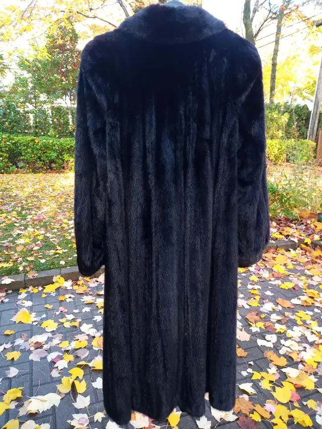 Manteau de vison de couleur noire in Women's - Tops & Outerwear in Québec City - Image 3