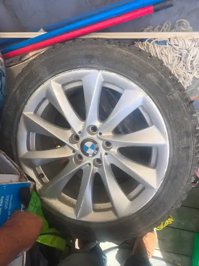 pneu d'hivers bmw328i usager en bonne état rime legèrement grafigner