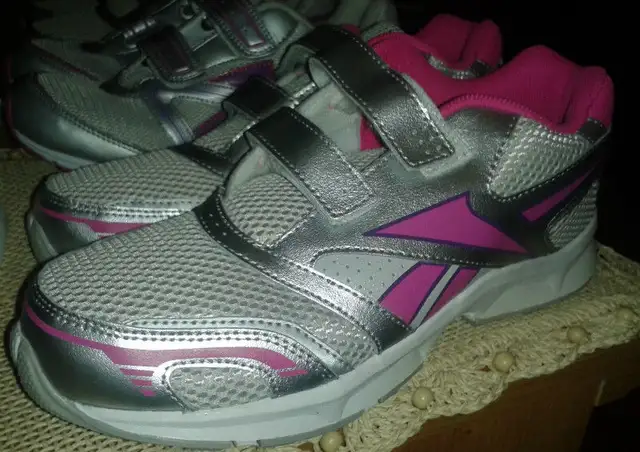 Des souliers Reebok pour filles Neufs dans des boîtesr in Kids & Youth in City of Montréal - Image 5