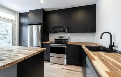 6 1/2 Magnifique logement idéalement situé au deuxième étage. Complètements rénovés, avec finitions...