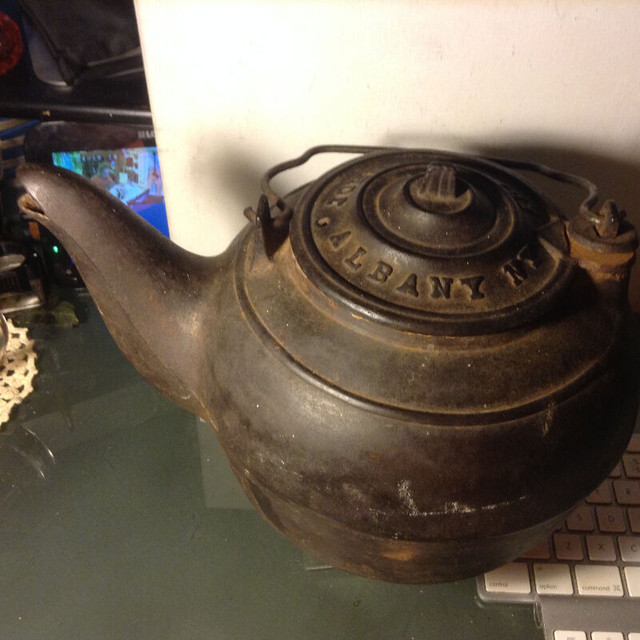 Antique  Cast Iron LG. TEA KETTLE in Arts & Collectibles in Vancouver - Image 4