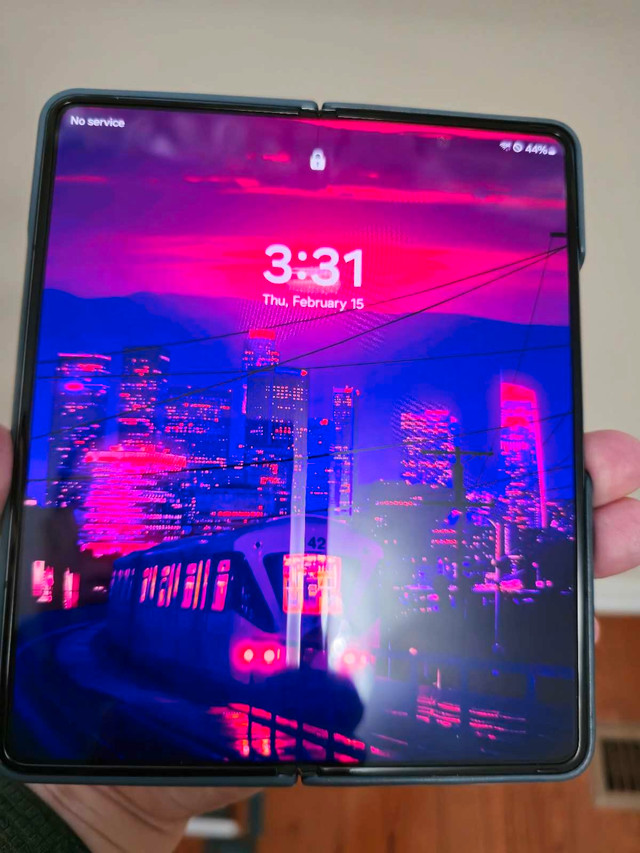 Samsung Galaxy Z Fold 4 512 GB in Graygreen w/ 2 official cases in Cell Phones in Mississauga / Peel Region - Image 2