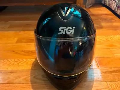 Both are hardly used (could be called new) Both medium. PHOTOS 1-5: Motorcycle helmet: I’d say it’s...