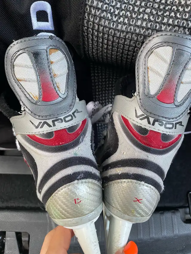 Youth Bauer ice hockey skates size 11 kids Bauer , sharpene in Skates & Blades in Markham / York Region - Image 6
