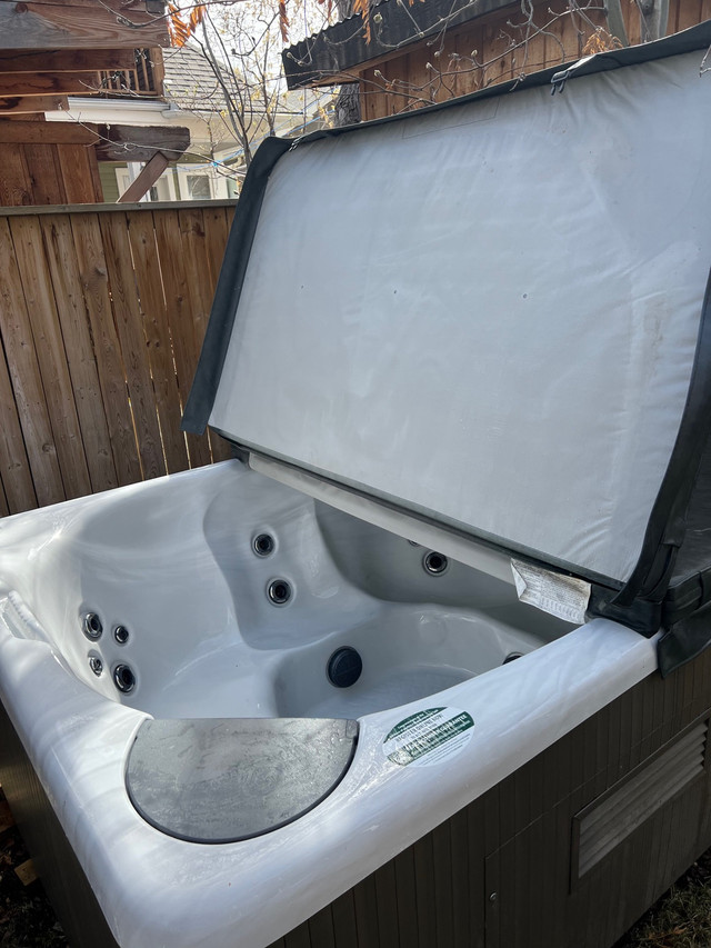 Beachcomber 5 person hot tub. 2021. Energy efficient  in Other in Calgary - Image 4