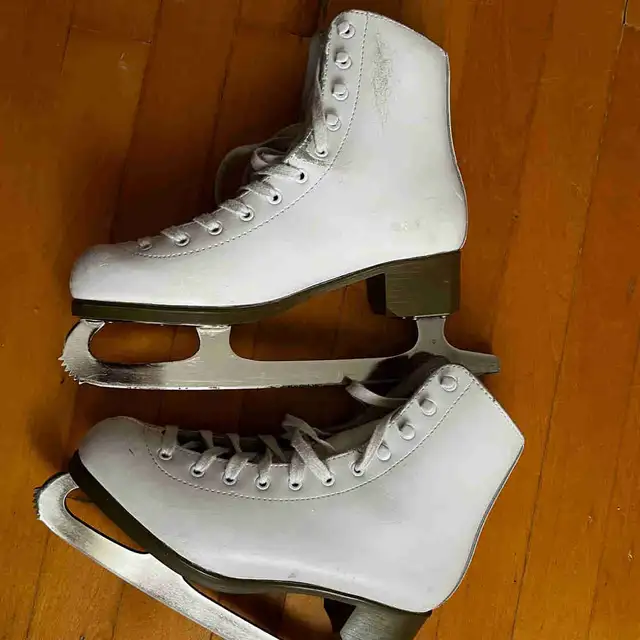 Ice skates size 7 US Women - Patins taille 7 US Femmes in Skates & Blades in Laval / North Shore - Image 2