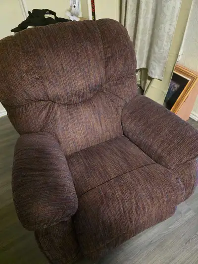 Looking to see a Lazy Boy Recliner. Chair has plug in to be heated. *Item is for pick up only.