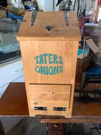 Vintage Onion and Tater Box