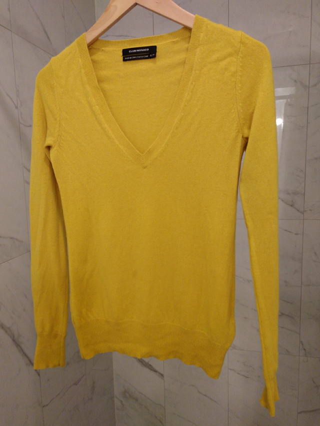 Club Monaco 100% Cashmere Sweater XS in Women's - Tops & Outerwear in City of Toronto - Image 2