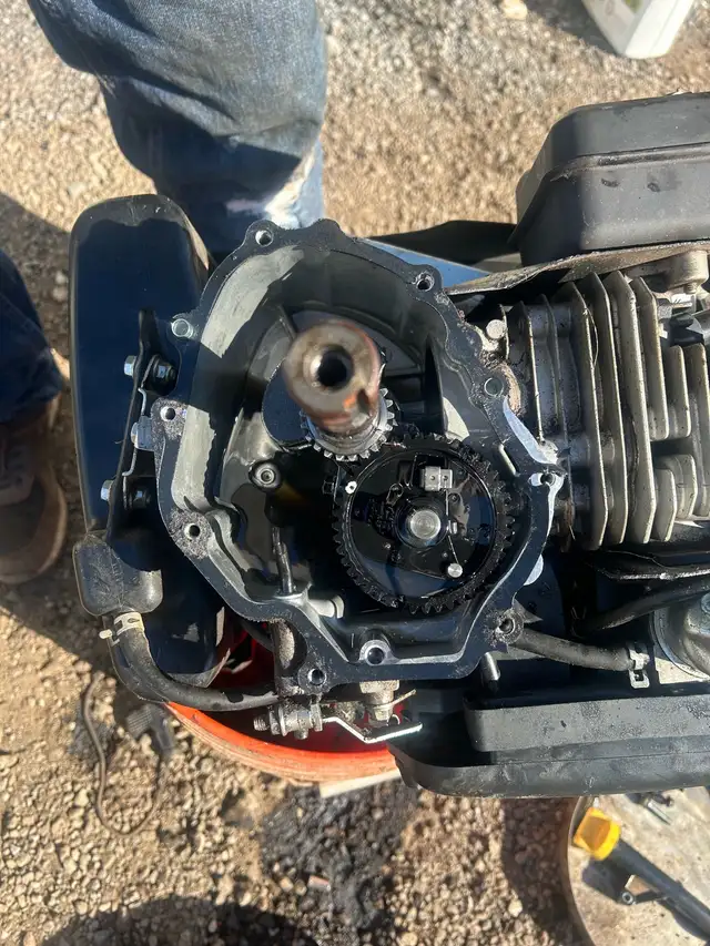 Lawnmower and snowblower and trimmer repair and service  in Lawnmowers & Leaf Blowers in Oakville / Halton Region - Image 2