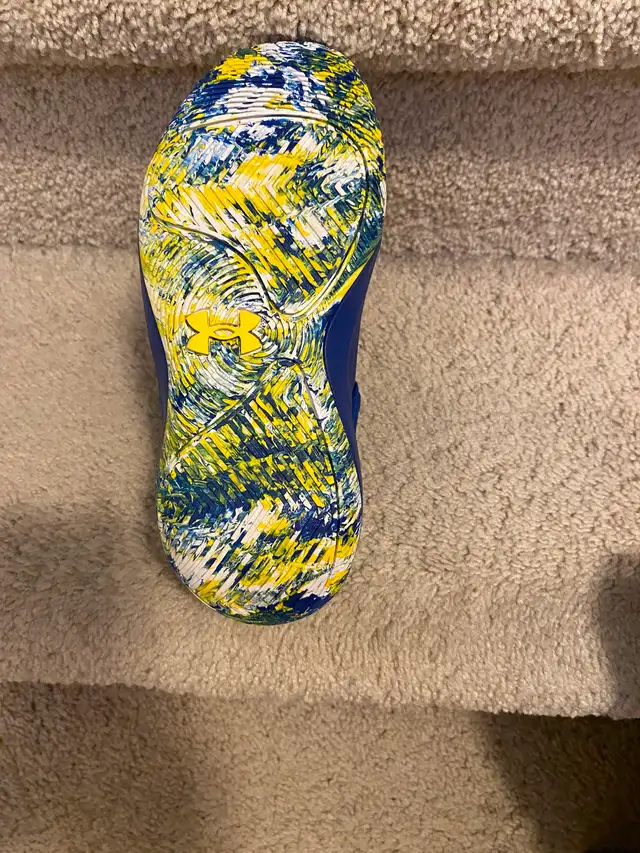 Shoe Under Armour size 3Y - EUR 35 (New) in Clothing - 2T in Calgary - Image 5