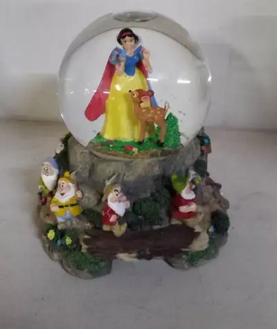 Snow White and 7 Dwarfs Snowglobe, View more