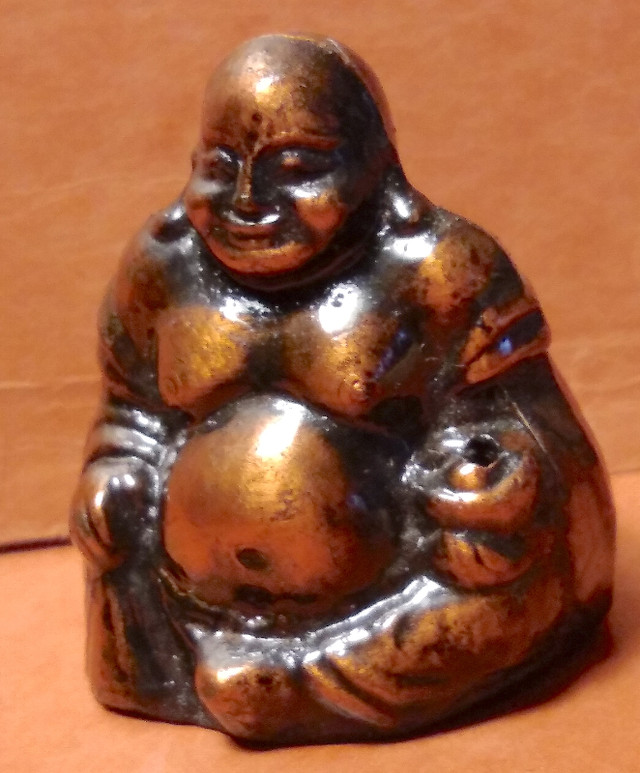 Bouddha rieur, assis, en cuivre rouge, creux dans Art et objets de collection  à Longueuil/Rive Sud - Image 2