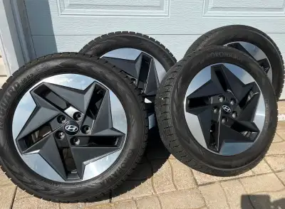 Mags d’origine Kona EV 2024 avec pneus d’hiver 215/55/R17 en très bon état avec capteurs de pression...
