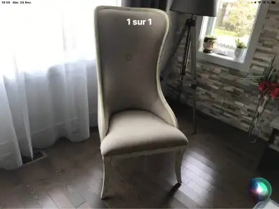 Très grande qualité, haut dossier, tissus anti tache, bois effet antique, état impeccable