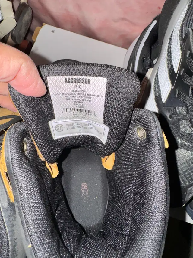 Size 9 Woman’s Work Boot in Men's Shoes in Markham / York Region - Image 4