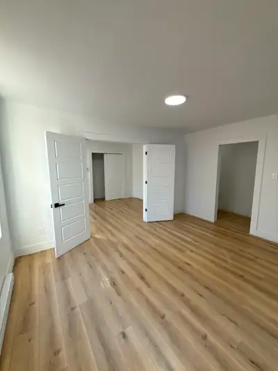 5 1/2 Rénové– Ahuntsic-Cartierville – Disponible 1er Mars - Réfrigérateur, cuisinière, laveuse, séch...