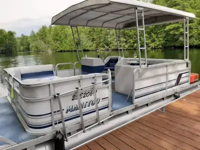 Manitou Spirit 20 foot long Pontoon Boat with 40 Mercury outboard located in Kawarthas, in Norland....