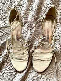 Sandales chic lacées en cuir argent