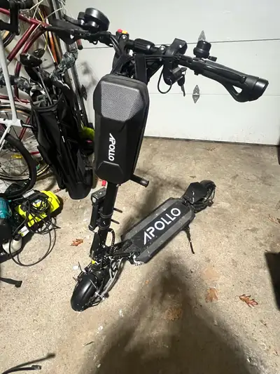 High end Apollo Ghost Scooter. Odometer only has 62 km. Comes with mounted bag, lock and kids handle...
