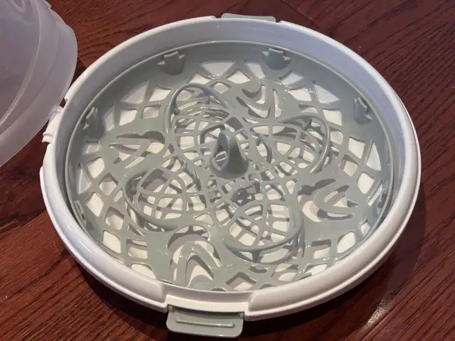 Munchkin steam guard microwave sterilizer in Feeding & High Chairs in Markham / York Region - Image 3