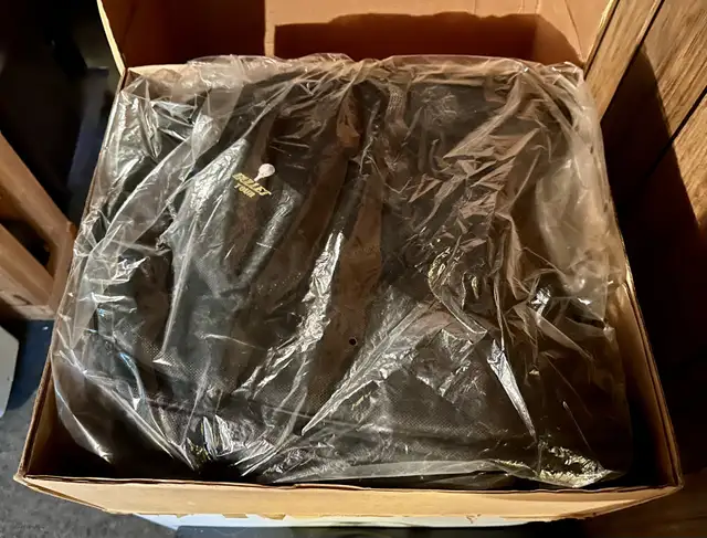 Golf Bag Travel Cover - Never Used in Golf in Ottawa - Image 10