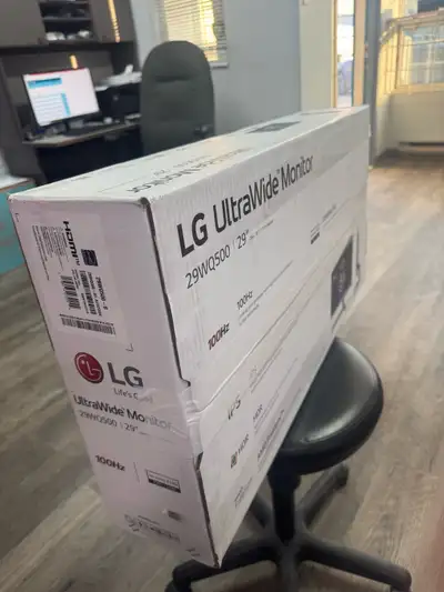 Voici un moniteur Ultrawide LG 29WQ500 de 29 pouces neuf, parfait pour améliorer votre productivité...