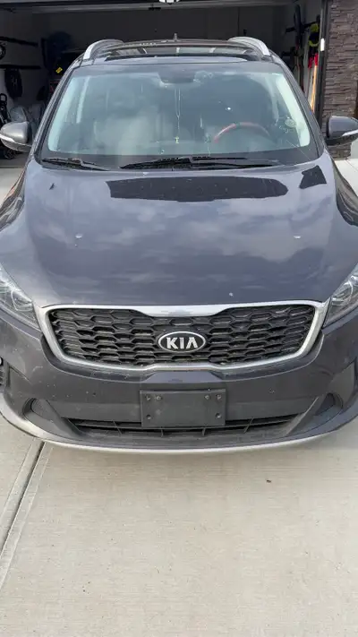 This Kia Sorento EX Premium is a reliable SUV with 154385 km on the odometer. This vehicle is in use...