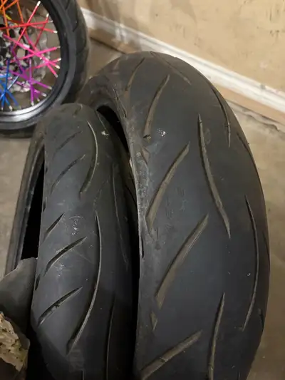 Nearly new tires , less than 1000 kms on them. 110 70 17 front 150 60 17 rear Metzeler sportec ms Fi...
