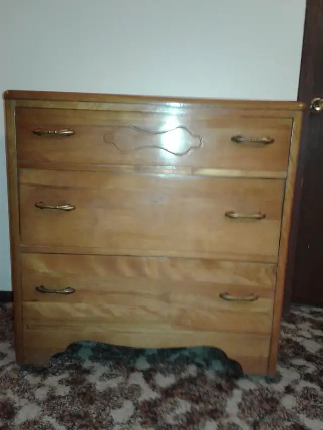 Antique wooden dresser with mirror in Dressers & Wardrobes in Ottawa - Image 2